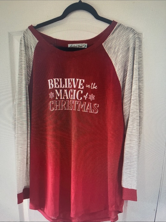 Tops - Red 'Believe in the Magic of Christmas' Raglan Top